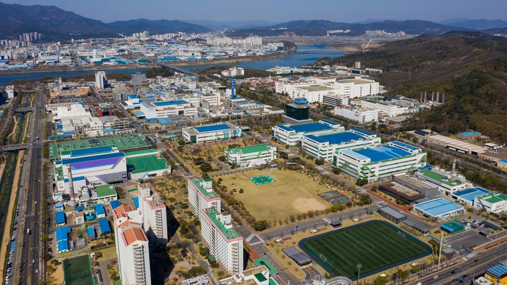 The Samsung Electronics Co. smartphone manufacturing factory stands in this aerial photograph taken above Gumi, South Korea, on Sunday, April 5, 2020. Samsung unveils preliminary earnings Tuesday, becoming one of the first major technology corporations to paint a picture of how the pandemic impacted the global tech industry in 2020s first three months. Photographer: SeongJoon Cho/Bloomberg